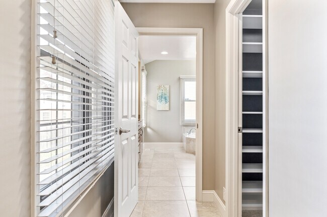 Building Photo - 221 Brighton Way