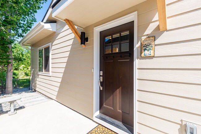 Building Photo - Charming Fully Furnished 1 Bedroom, 1 Bath...