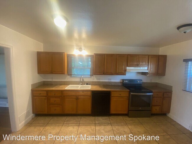 Building Photo - 5 br, 2.5 bath House - 1528 W Augusta ave