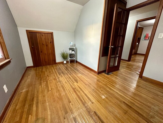 Building Photo - 4 Bed, 1.5 Bath Home for Rent in Waterloo ...
