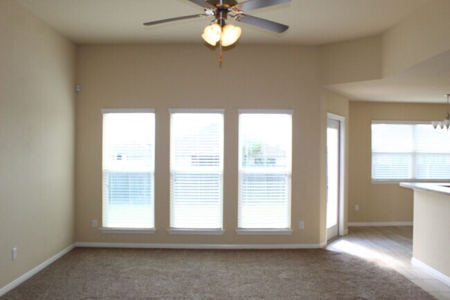 Building Photo - CUTE 3 BEDROOM, 2 BATH