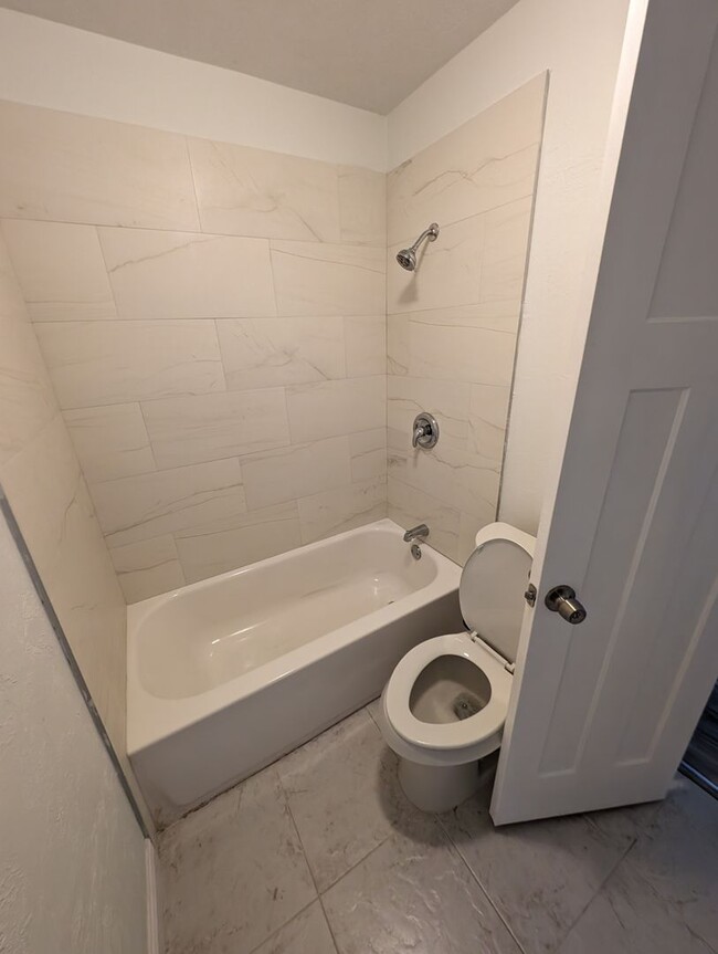 Building Photo - Remodeled and spacious 2 bedrooms with pat...