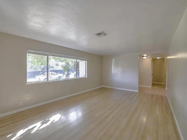 Building Photo - extra long garage.