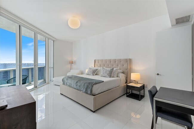 Building Photo - 15811 Collins Ave