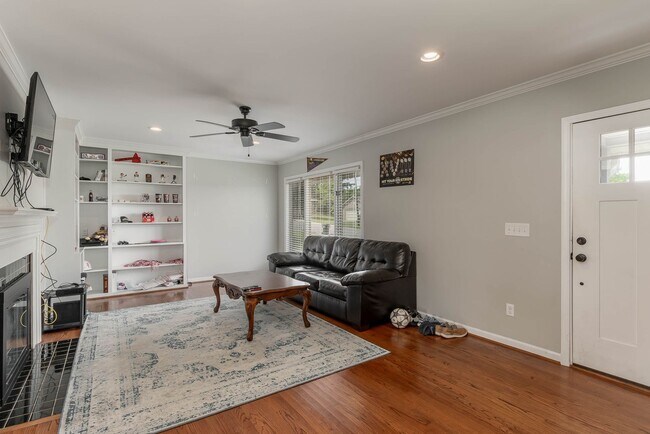 Building Photo - Fall '24 - Close to campus - 3 bed/2 bath ...