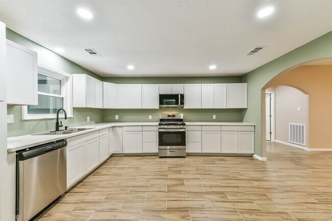 Building Photo - 605 Kings Ct