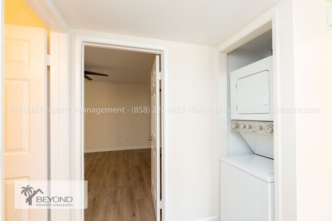 Building Photo - OCEAN BEACH GEM , 2 BEDROOM 2 BATH WITH AS...