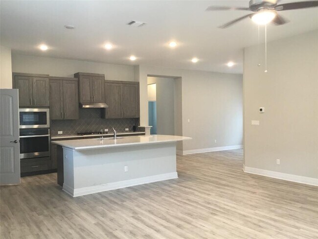 Building Photo - 421 Fair Oaks Dr