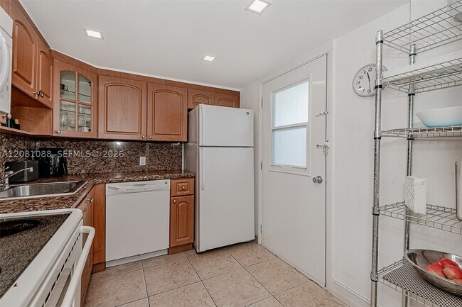 Building Photo - 3475 N Country Club Dr