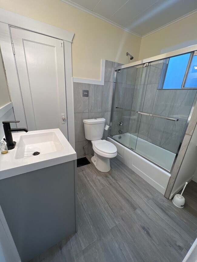 Building Photo - Remodeled DOWNTOWN Bend House, Newer Flooring/Paint/Appliances, Gas heat, Small Garage, Fenced Yard