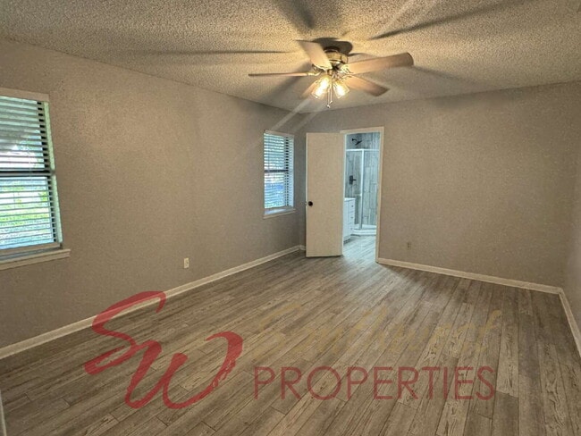 Building Photo - Well-Maintained 3 Bed / 2 Bath in Quiet Neighborhood