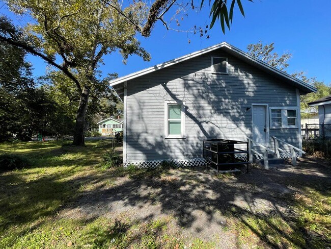 Building Photo - Charming 3 bedroom 2-Bath Bungalow-West Jacksonville 32254!