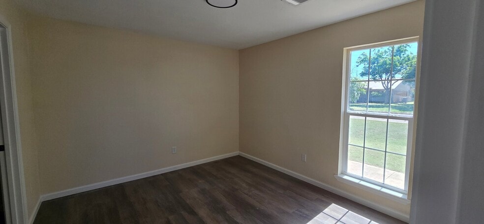 Building Photo - 701 Chaparral Cir
