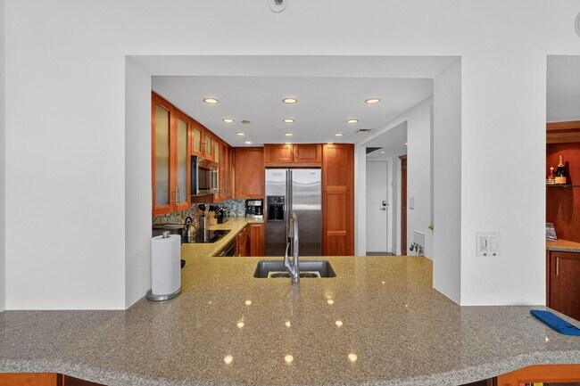 Building Photo - 2555 Collins Ave