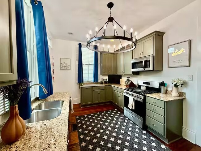 Building Photo - 1525 Melpomene St