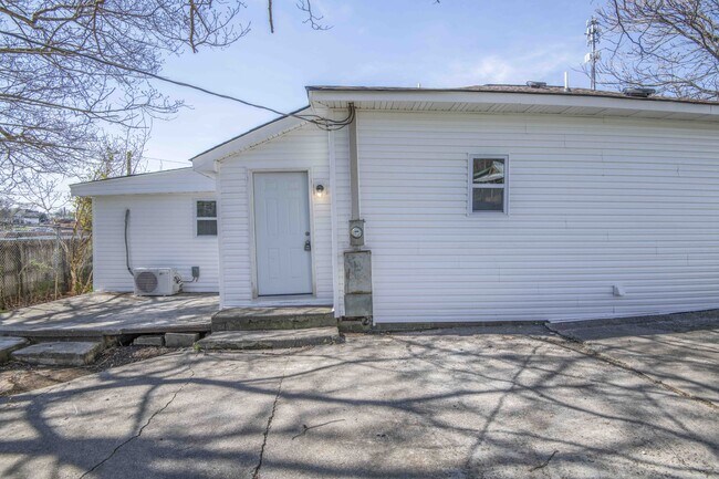 Building Photo - 912 Hotel Ave