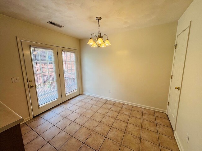 Building Photo - 3 Bedroom, 1.5 Bath Townhouse