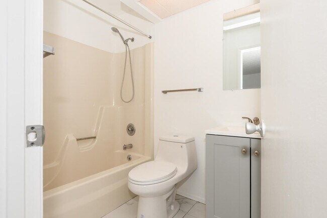 Building Photo - 8 Lake Vista Trail