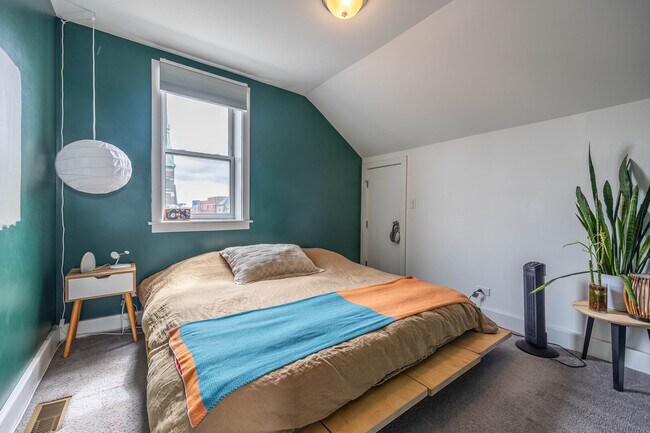 Building Photo - 1657 S Throop St