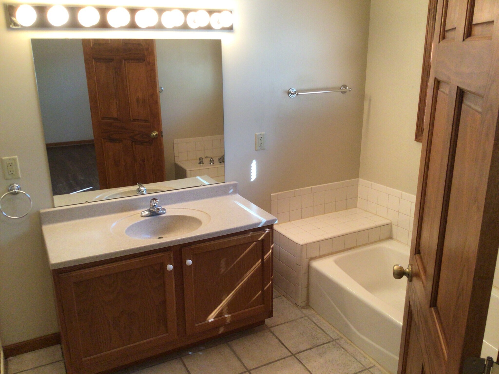 Building Photo - 722 Justin Ct