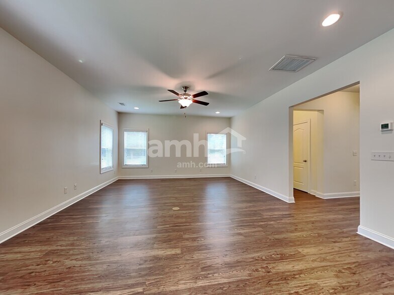 Building Photo - 100 Doral Blue Dr