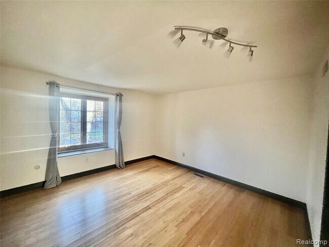 Building Photo - 5160 Orchard Crest