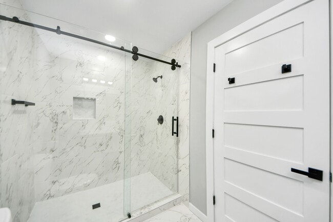 Building Photo - 1218 Des Jardines St