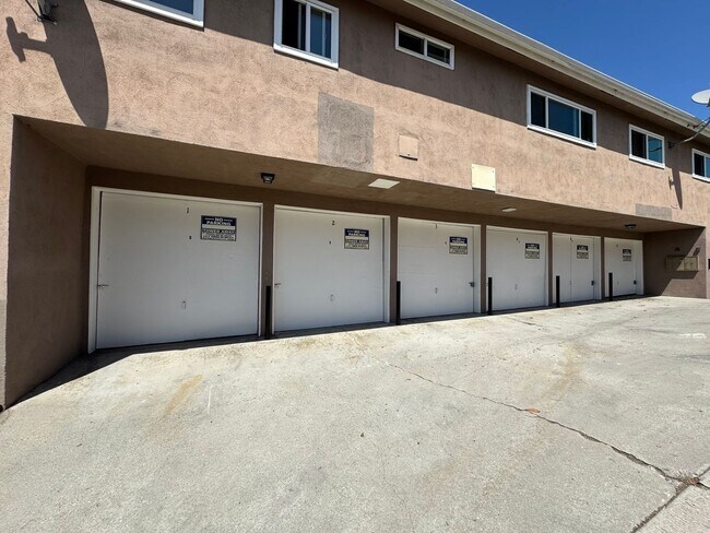 Building Photo - 1073R