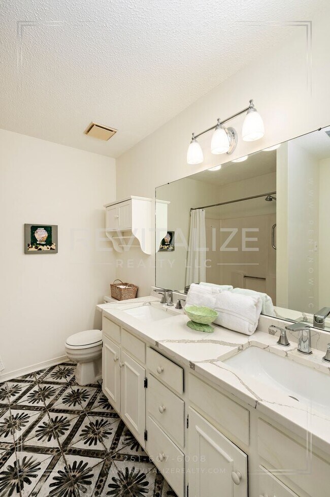 Building Photo - Stunning 3 Bed 2 Bath Brick Home with Huge Yard!