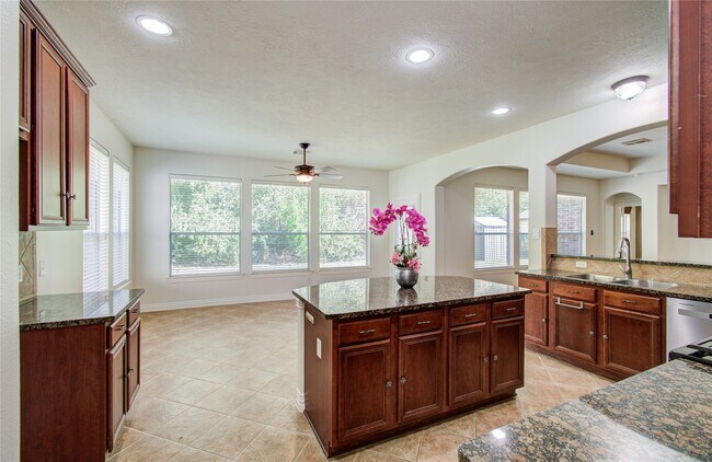 Building Photo - 7814 Heron Lakes Dr