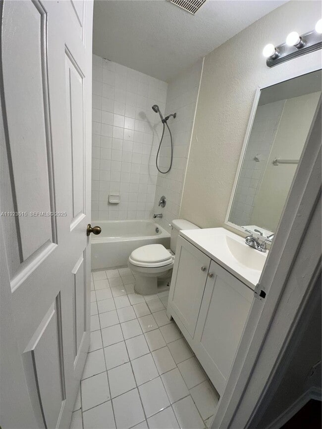 Building Photo - 2704 SE 15th Pl