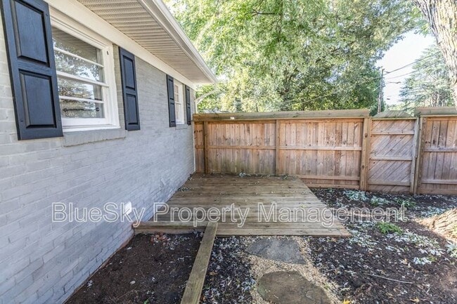 Building Photo - 104 Stratford Ct