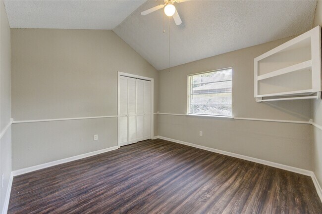 Building Photo - 212 Quaker Dr
