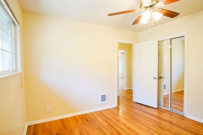 Building Photo - John's Landing 2Bdr w/Hardwoods, W&D, DW + Garage Parking!