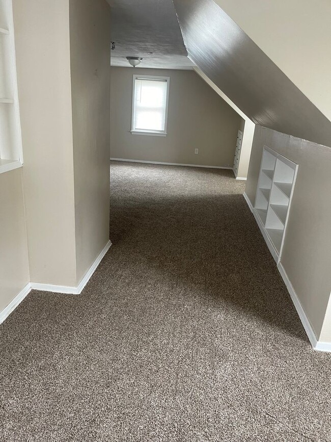 Building Photo - Single Family Home 3 beds 1 bath Available...