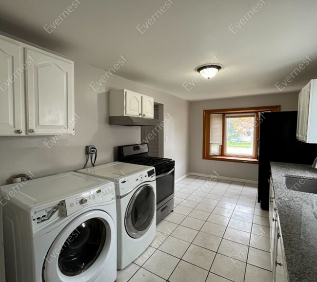 Building Photo - 18474 Glenmore St