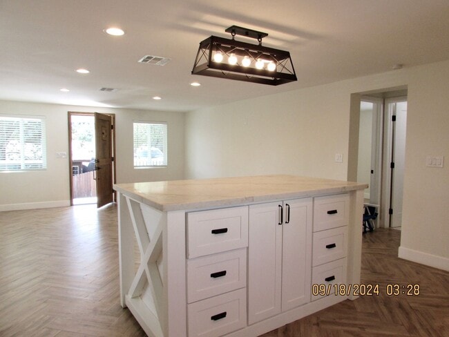 Building Photo - Completely remodeled 2bed/2bath cottage in...