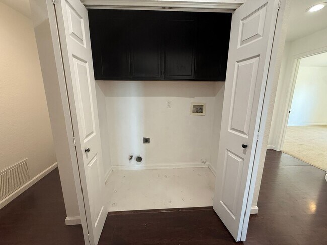 Building Photo - Charming 3 bedroom, 2 bathroom home locate...