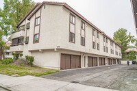 Building Photo - 3 Bedroom Townhome for Rent in Canyon Coun...