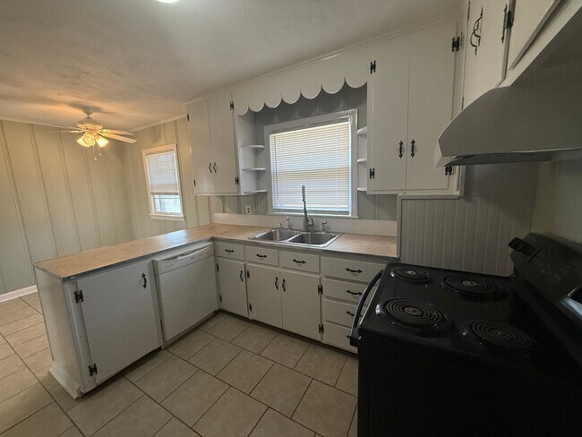 Building Photo - Freshly Updated 3 Bedroom 1 Bathroom Home in Decatur!