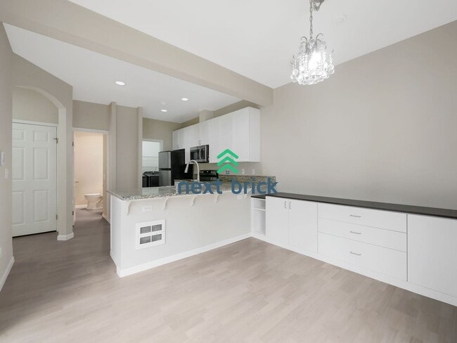 Building Photo - 2 Bed and 2.5 Bath Stunning Townhome is Available for Rent!