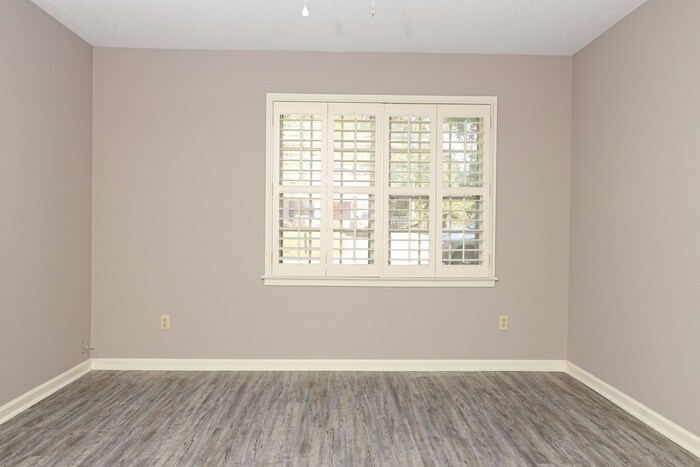 Building Photo - 620 Sandhurst Dr