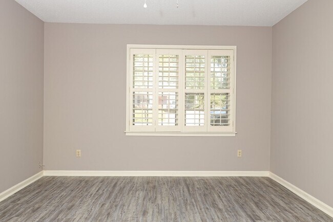 Building Photo - 620 Sandhurst Dr