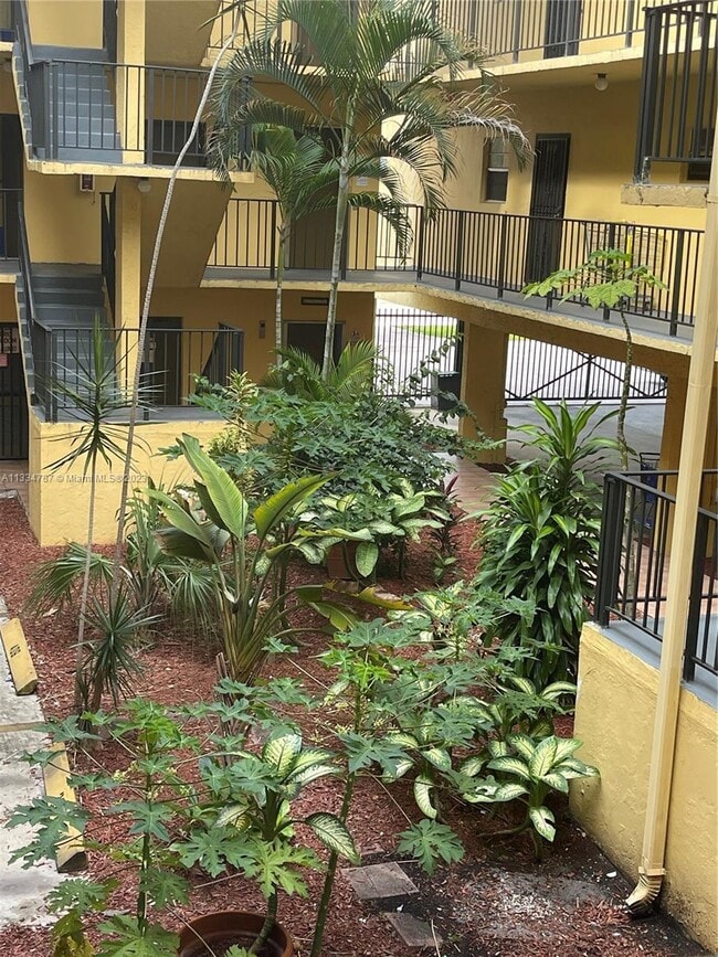 Building Photo - 300 NE 125th St