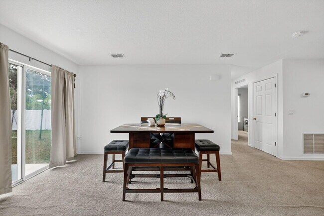 Building Photo - 644 SW Hoffenberg Ave