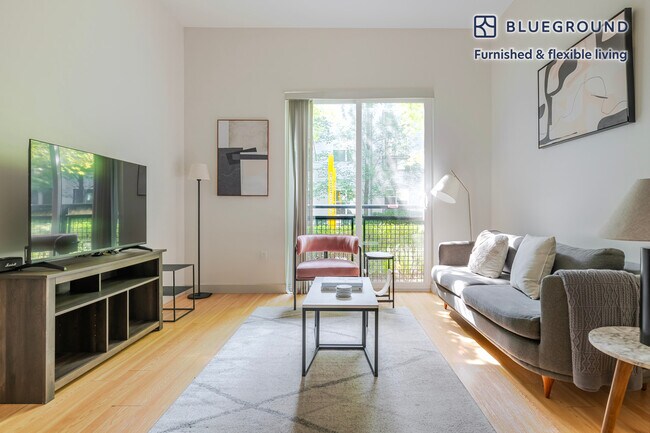 Building Photo - 320 D St