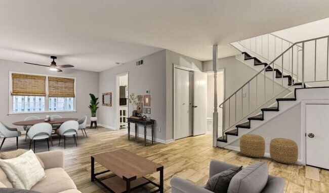 Building Photo - Charming Town Home Available August 12th.