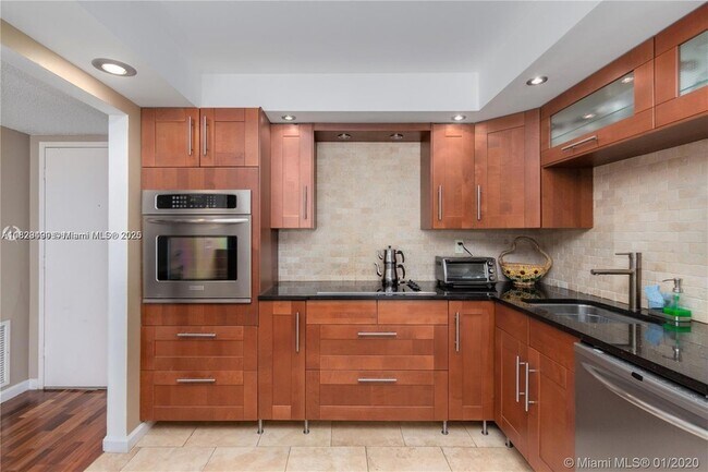 Building Photo - 18021 Biscayne Blvd