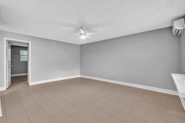 Building Photo - 626 SW 14th Ave