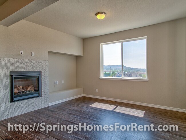 Building Photo - Rockrimmon Townhouse with Two Car Garage
